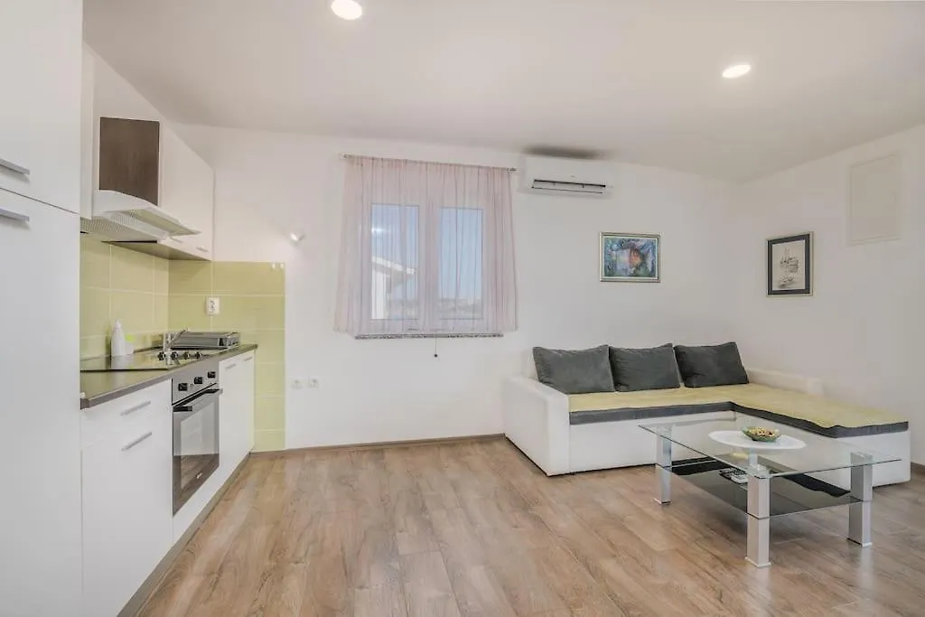 Nice Apartment With Balcony Very Close To The Sea Klimno