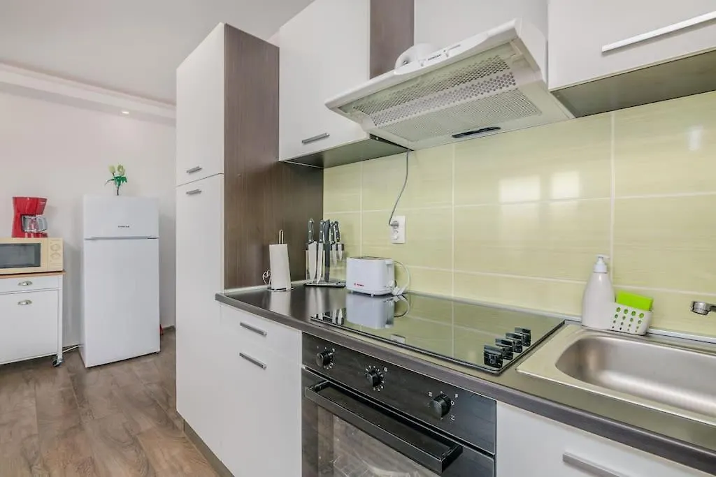 Nice Apartment With Balcony Very Close To The Sea Klimno