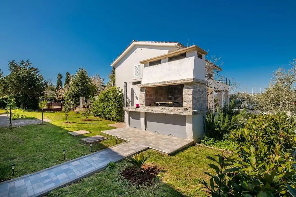 Nice Apartment With Balcony Very Close To The Sea Klimno