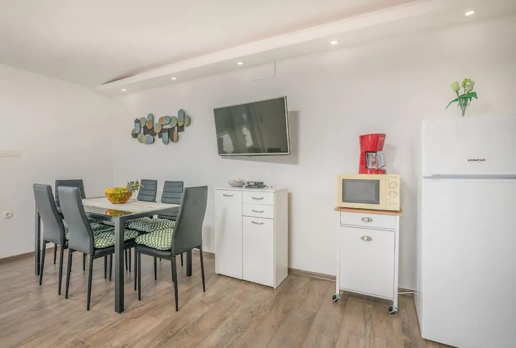 Nice Apartment With Balcony Very Close To The Sea Klimno