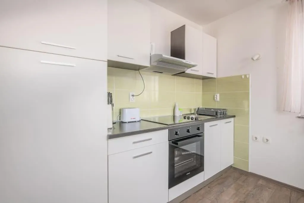 Nice Apartment With Balcony Very Close To The Sea Klimno