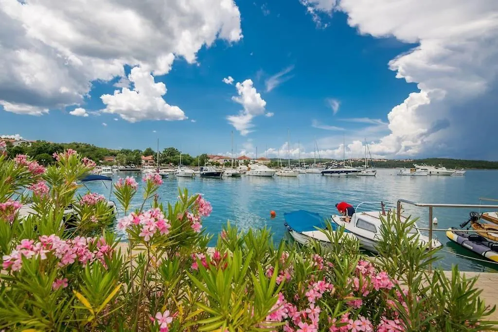 Nice Apartment With Balcony Very Close To The Sea Klimno
