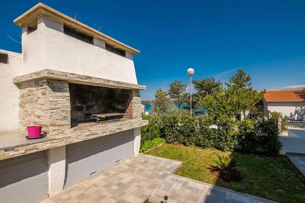 Nice Apartment With Balcony Very Close To The Sea Klimno