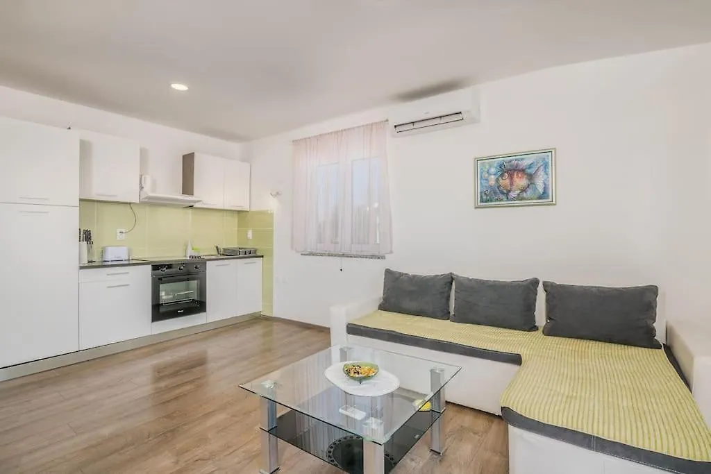 Nice Apartment With Balcony Very Close To The Sea Klimno Croatia