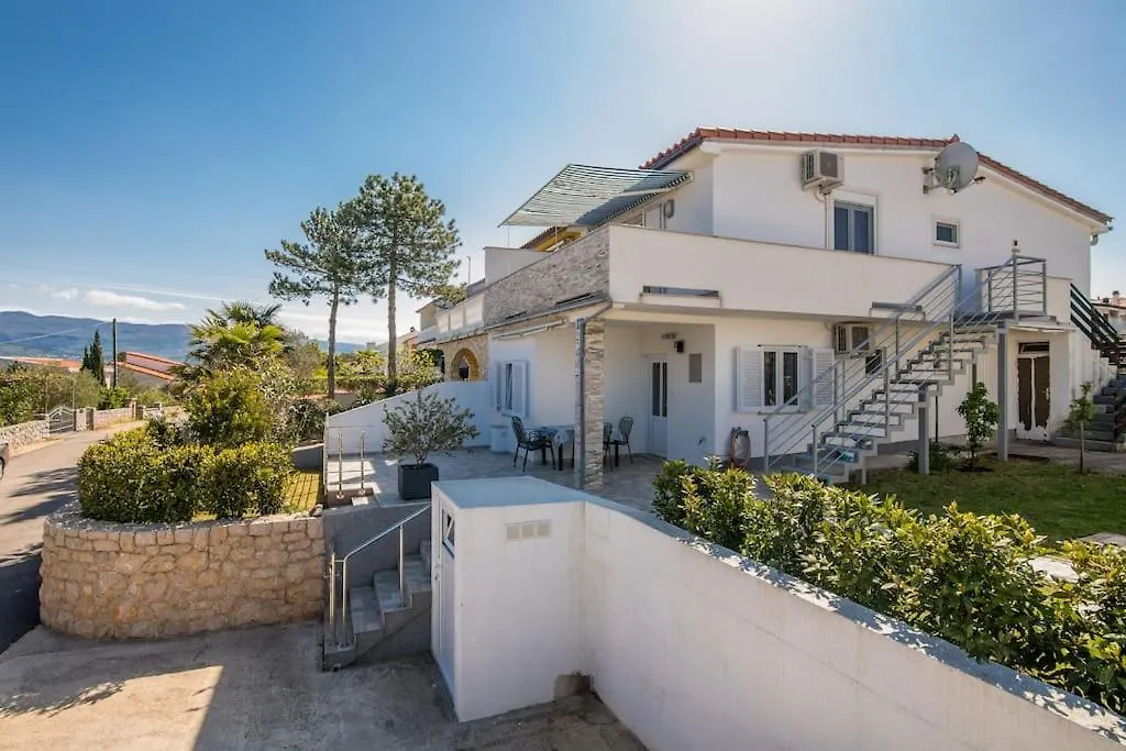 Nice Apartment With Balcony Very Close To The Sea Klimno